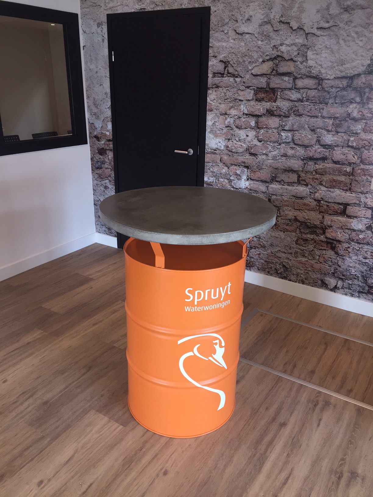 Spruyt waterwoning betonnen stamtafel