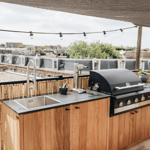 kokbeton houtdoor buitenkeuken