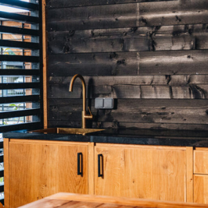 houtdoor keuken hout beton kokbeton zwart